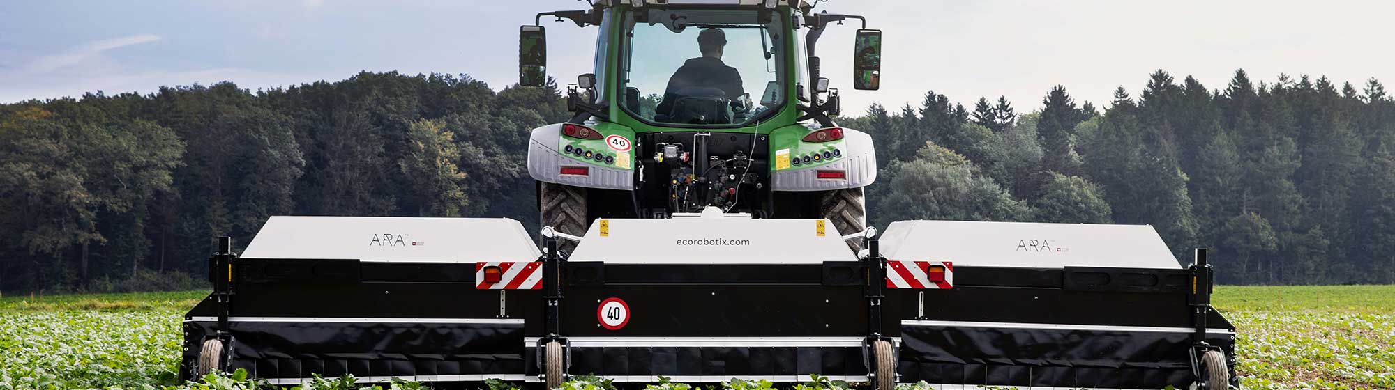 Tracteur travaillant dans un champ