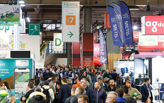 Foule de visiteurs présents au salon SIMA